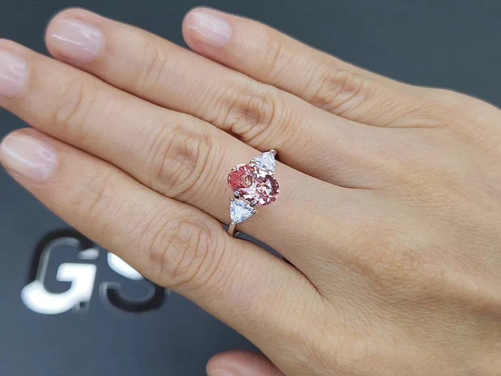 Unheated Padparadscha sapphire with Sunset hue in oval cut  3.08 carats, Sri Lanka, SSEF Image №5