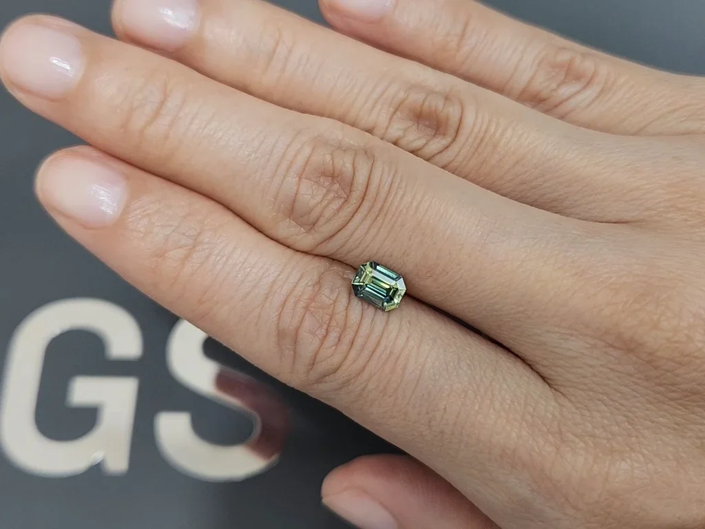 Unheated bi-color green-yellow sapphire in oval cut 1.09 carats, Sri Lanka  Image №2