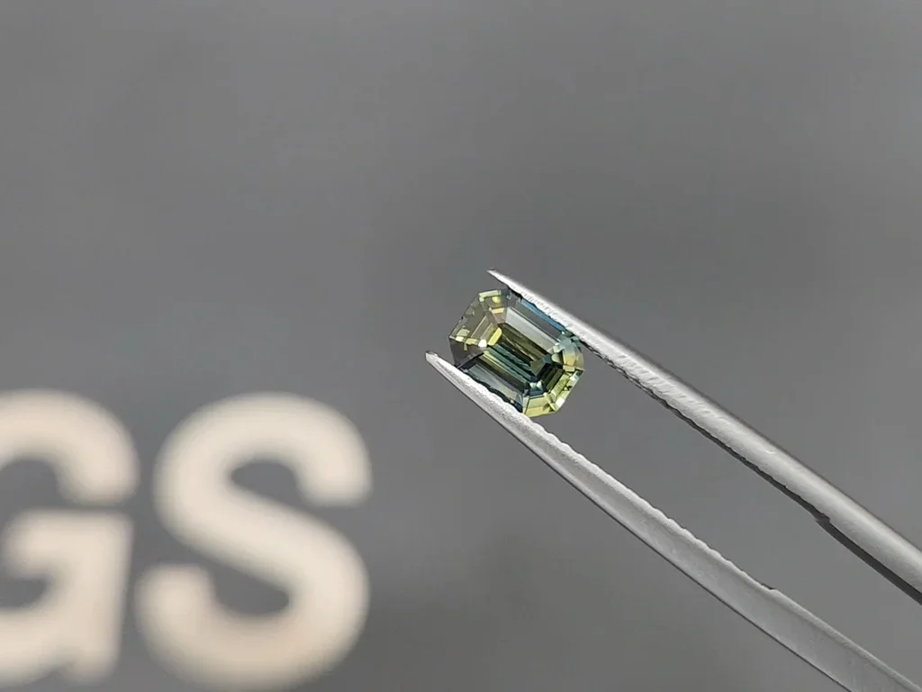 Unheated bi-color green-yellow sapphire in oval cut 1.09 carats, Sri Lanka  Image №3