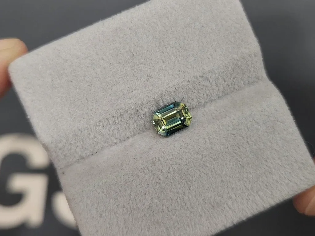 Unheated bi-color green-yellow sapphire in oval cut 1.09 carats, Sri Lanka  Image №4