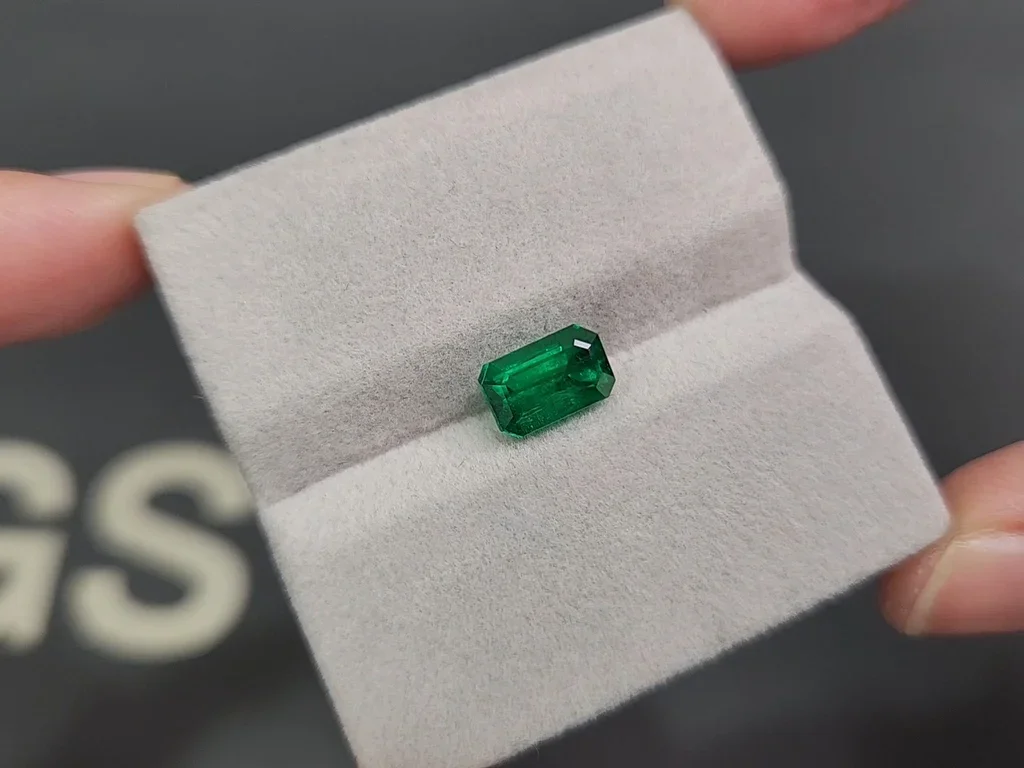 Emerald Vivid Green octagon cut 1.85 carats, Pakistan Image №4
