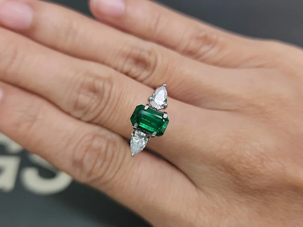Emerald Vivid Green octagon cut 1.85 carats, Pakistan Image №5