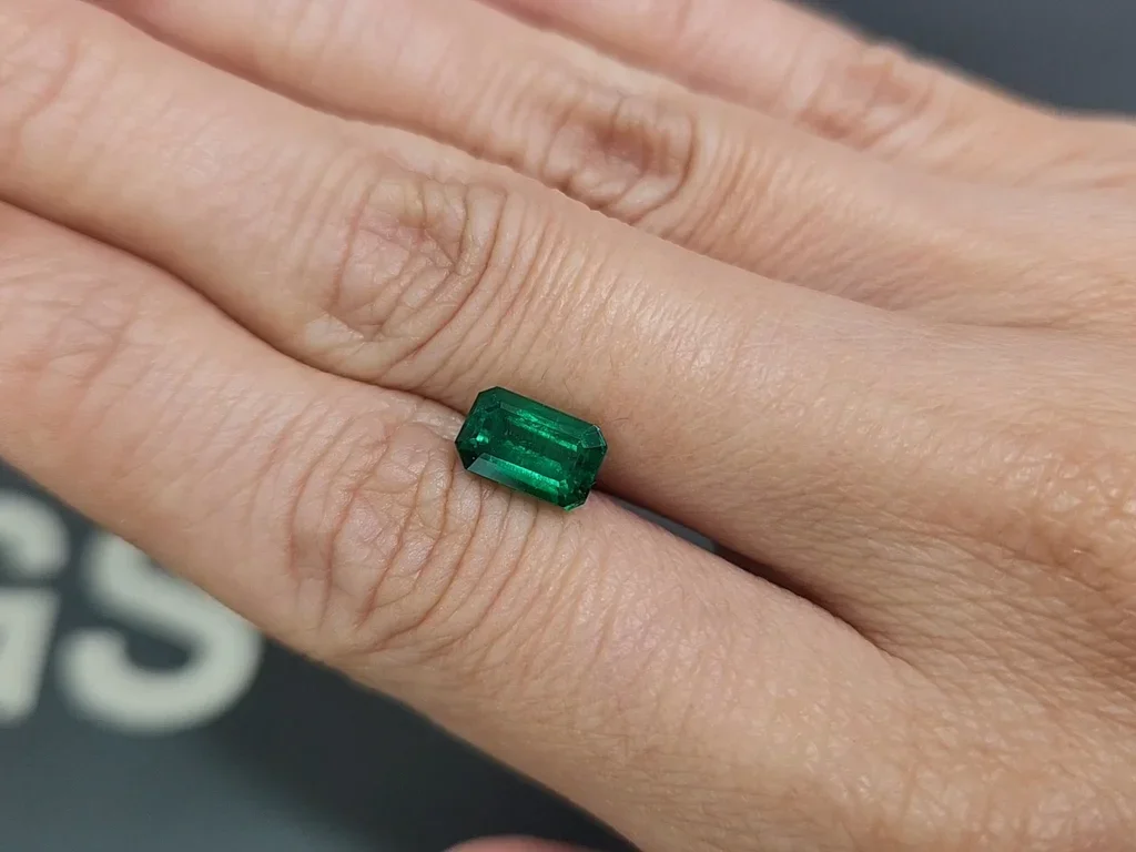 Emerald Vivid Green octagon cut 1.85 carats, Pakistan Image №2