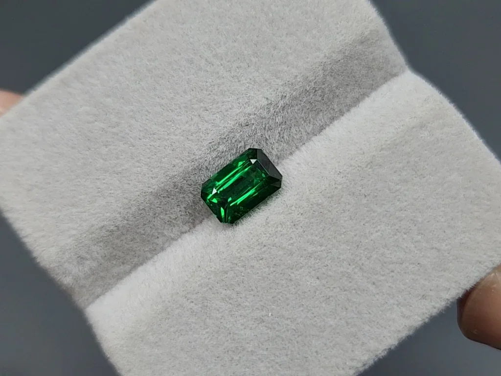 Garnet tsavorite Vivid Green octagon cut 1.55 carats, Tanzania  Image №4