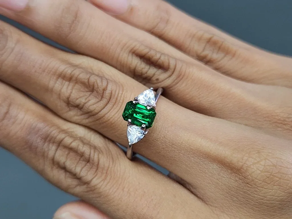 Garnet tsavorite Vivid Green octagon cut 1.55 carats, Tanzania  Image №5