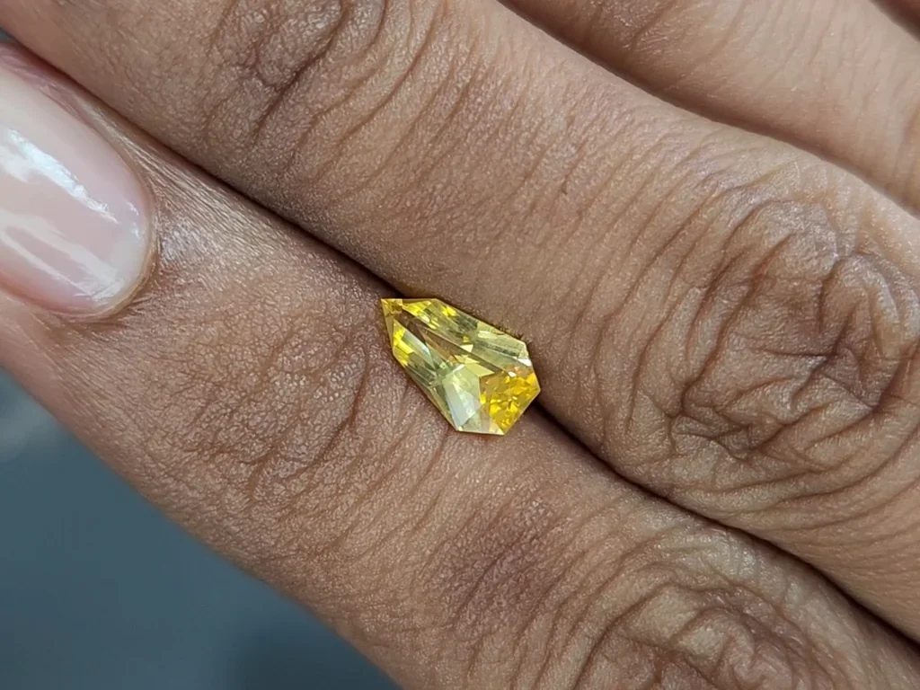 Intense Yellow fantasy cut sapphire 1.01 ct, Sri Lanka  Image №4
