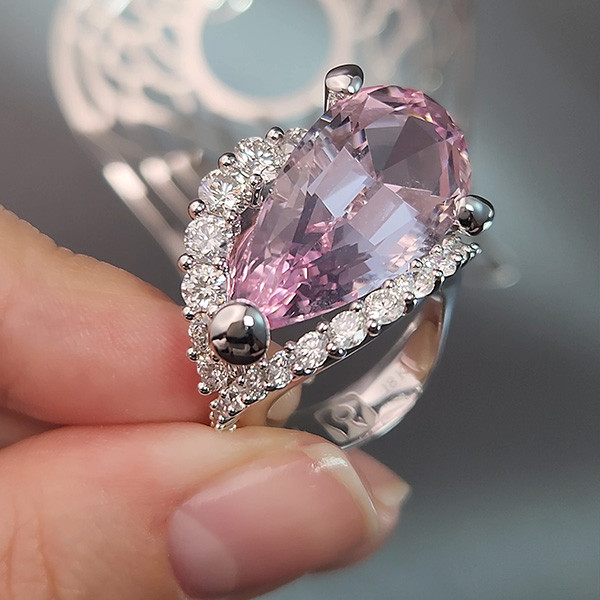 Ring with 14.86 carat Mozambique morganite ring set with diamonds in 18K white gold Image №2