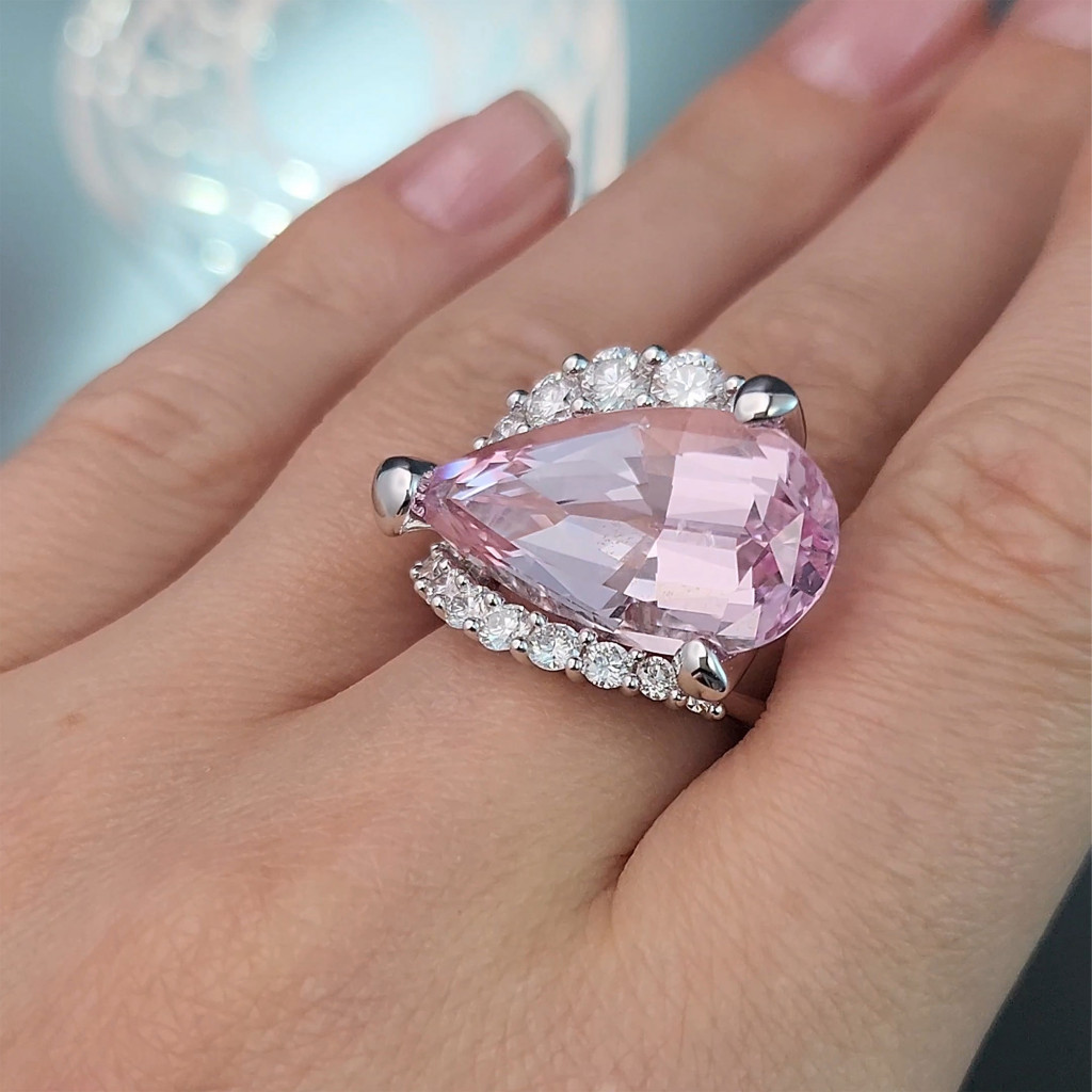 Ring with 14.86 carat Mozambique morganite ring set with diamonds in 18K white gold Image №3