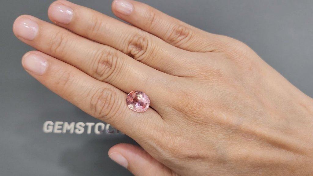 Unheated padparadscha sapphire from Sri Lanka in oval cut 4.63 carats Image №2