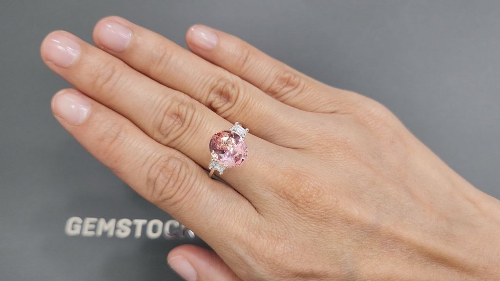 Unheated padparadscha sapphire from Sri Lanka in oval cut 4.63 carats Image №5