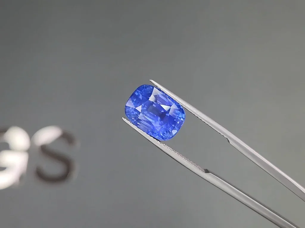 Unheated Intense Cornflower blue sapphire in cushion cut 8.00 carats, Sri Lanka Image №3