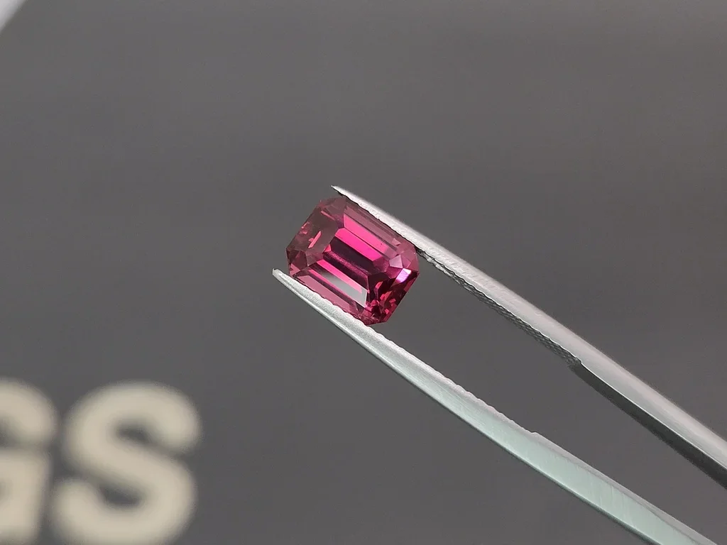 Vivid pink spinel in octagon cut 3.07ct, Tanzania Image №3