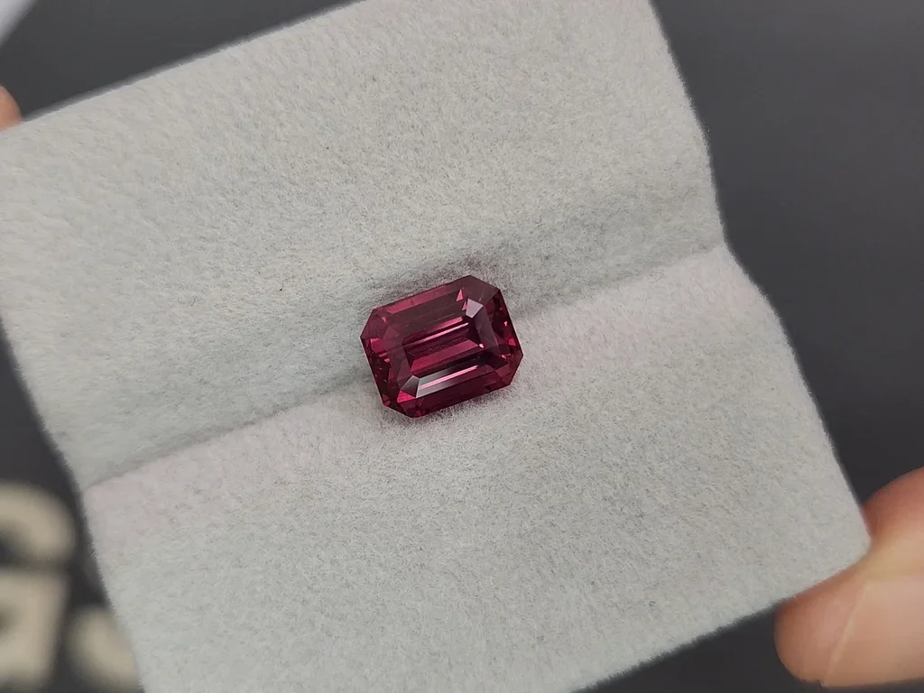Vivid pink spinel in octagon cut 3.07ct, Tanzania Image №4