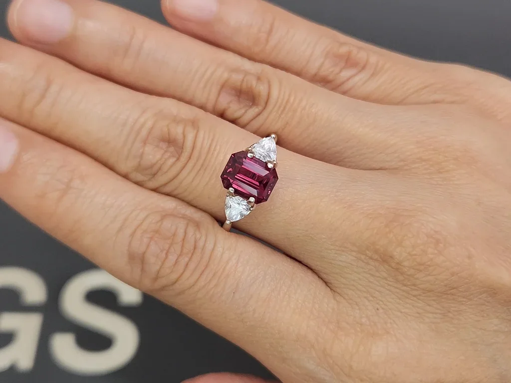 Vivid pink spinel in octagon cut 3.07ct, Tanzania Image №5