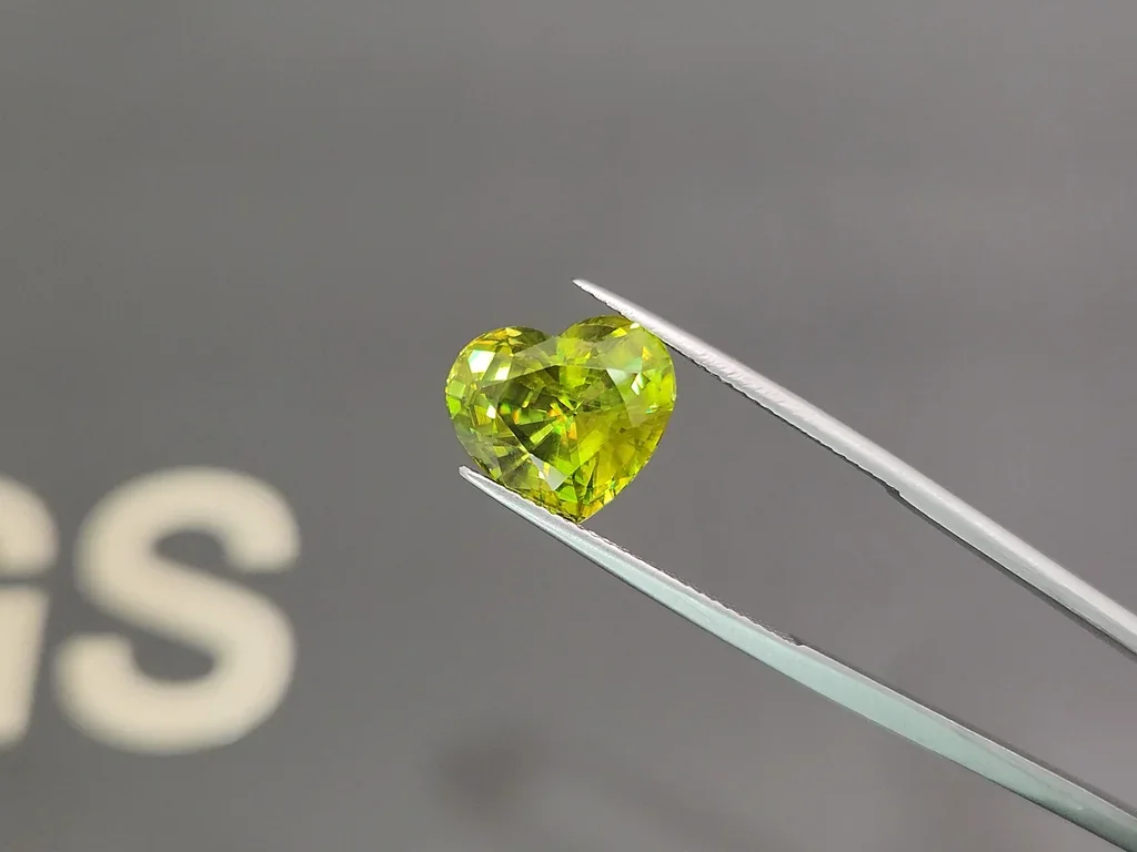 Yellow-green sphene in heart shape 7.04 carats, Madagascar Image №3