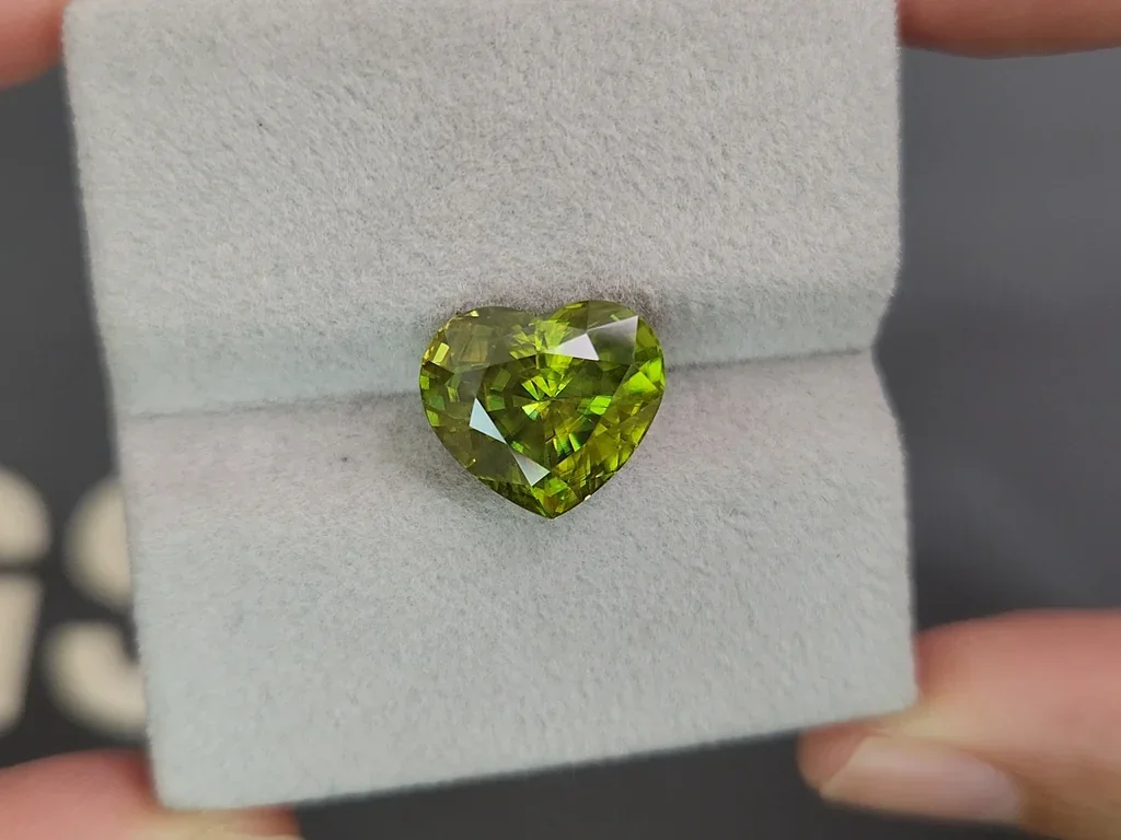Yellow-green sphene in heart shape 7.04 carats, Madagascar Image №4