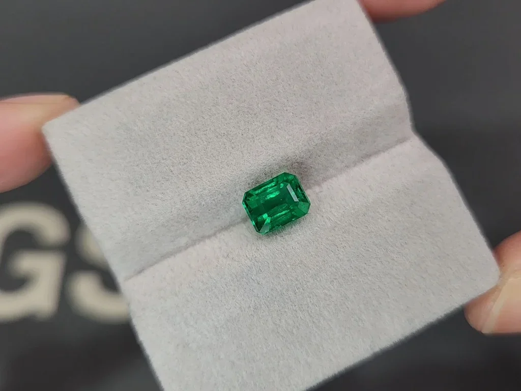 Emerald Vivid Green octagon cut 1.88 carats, Pakistan Image №4
