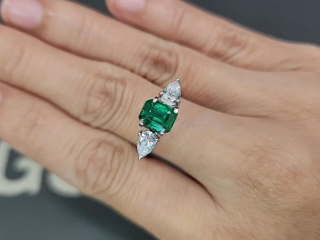 Emerald Vivid Green octagon cut 1.88 carats, Pakistan Image №5