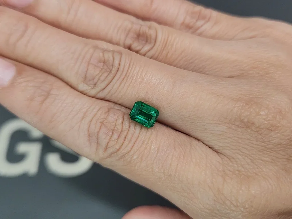 Emerald Vivid Green octagon cut 1.88 carats, Pakistan Image №2