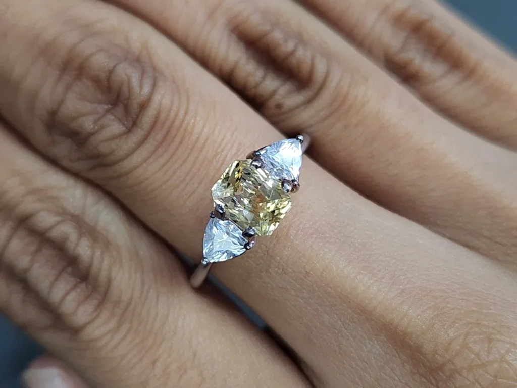 Unheated sapphire Pastel Yellow radiant cut 1.20 carats, Sri Lanka Image №5