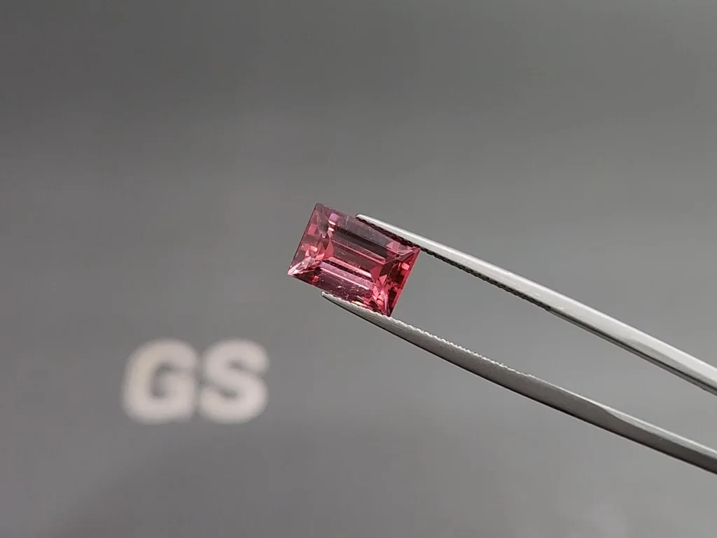 Tourmaline red pink octagon cut  4.10 carats, Nigeria Image №3