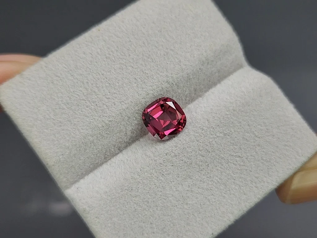 Garnet rhodolite cushion cut 1.66 carats, Madagascar Image №4