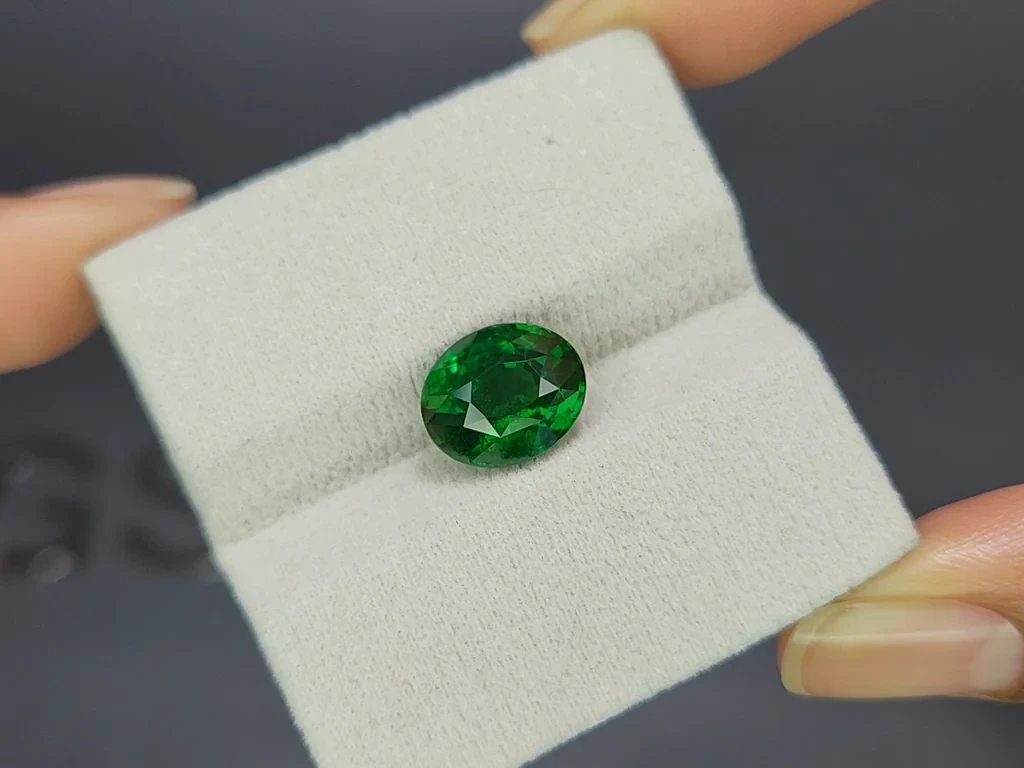 Garnet tsavorite oval cut  5.13 carats,  Africa Image №4