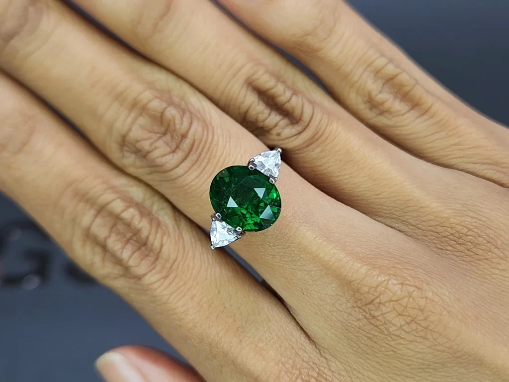 Garnet tsavorite oval cut  5.13 carats,  Africa Image №5