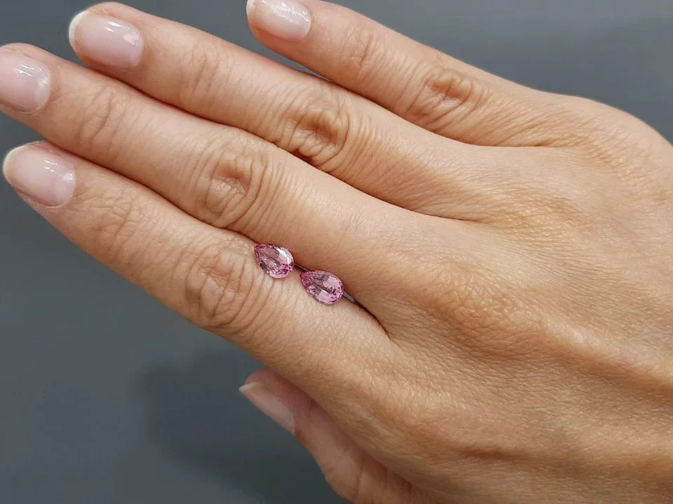 Pinkish-purple pair of pear-cut spinels 1.67 carats, Tajikistan Image №2