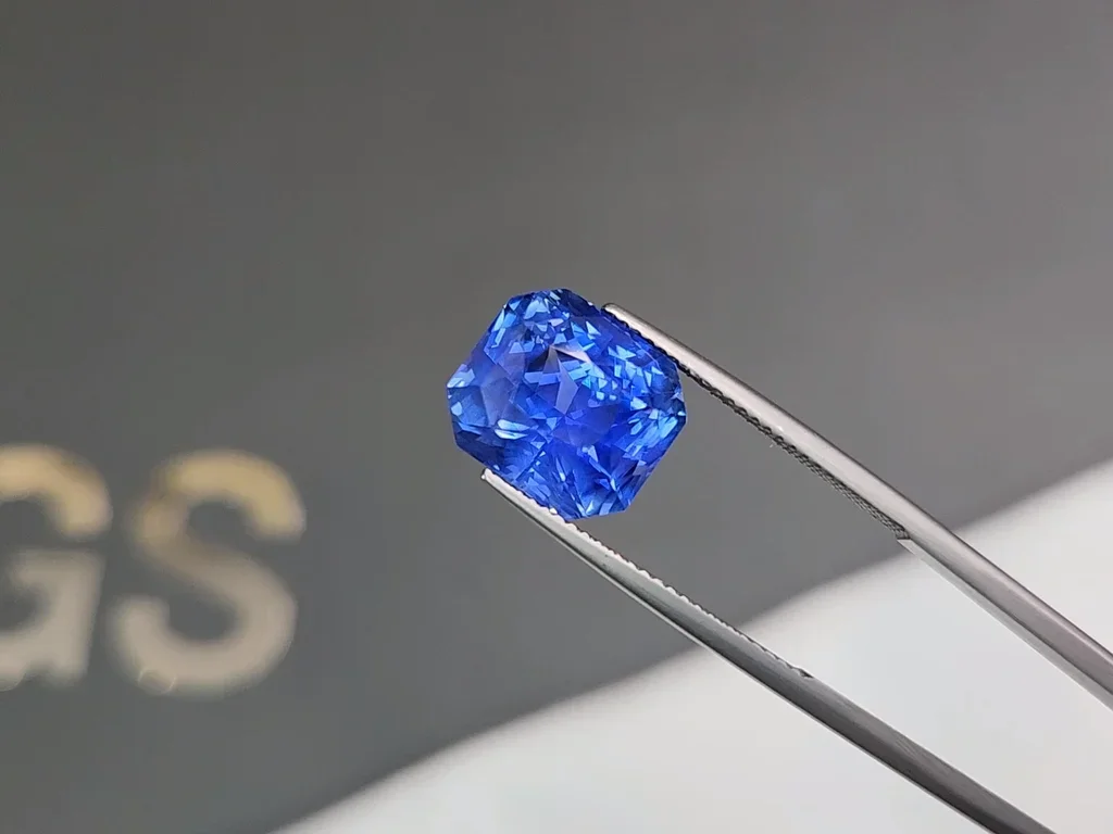 Unheated intense Cornflower blue Investment sapphire in radiant cut 11.03 ct, Sri Lanka Image №3
