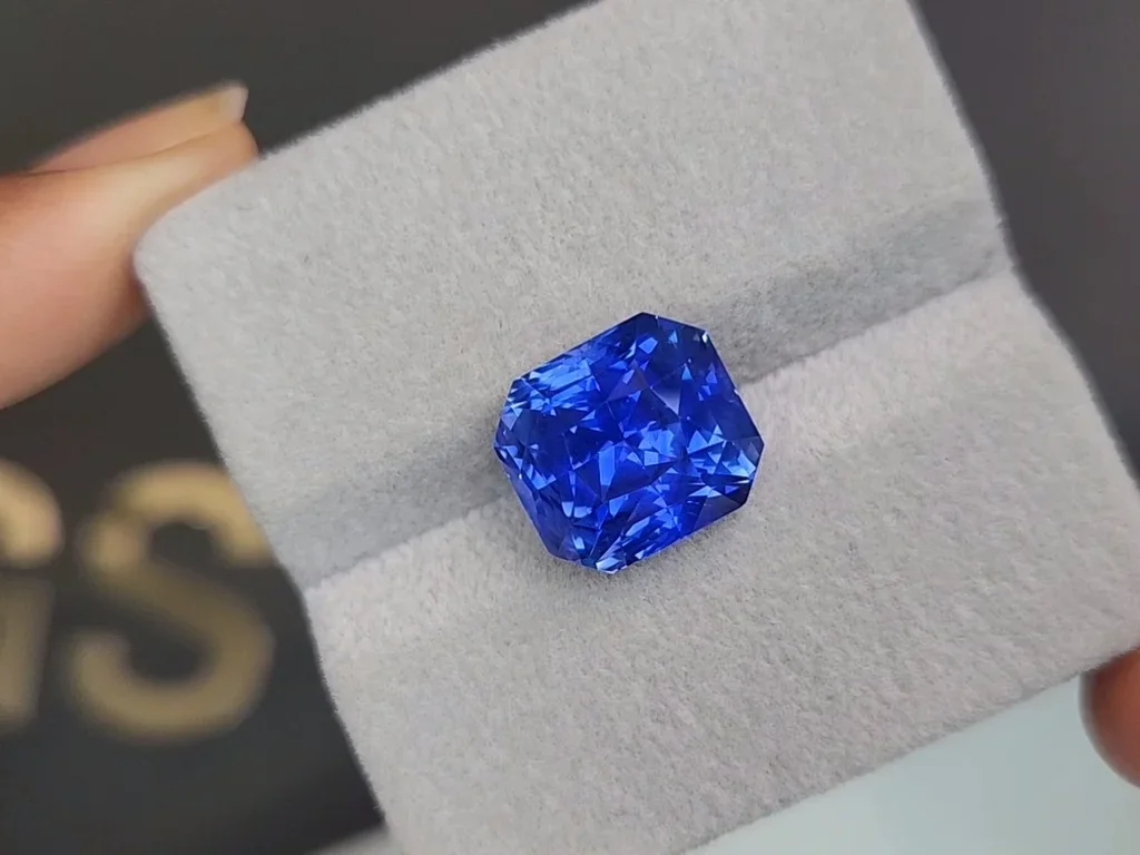 Unheated intense Cornflower blue Investment sapphire in radiant cut 11.03 ct, Sri Lanka Image №4