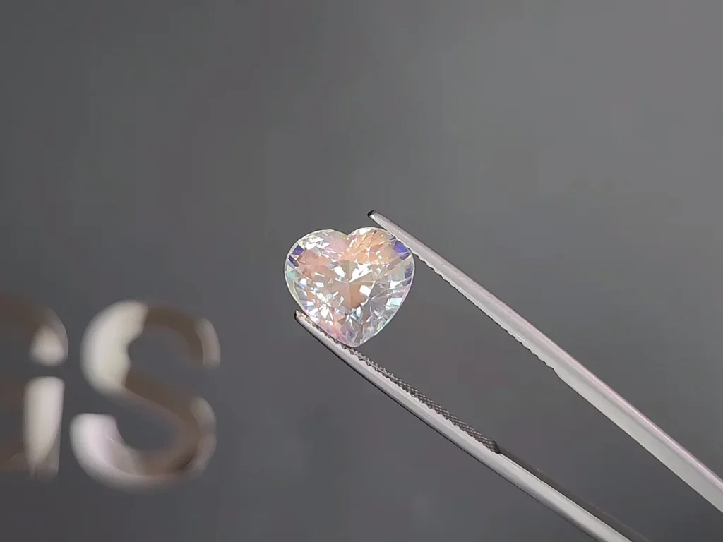 Moonstone in heart cut 5.19 carats, Madagascar Image №3