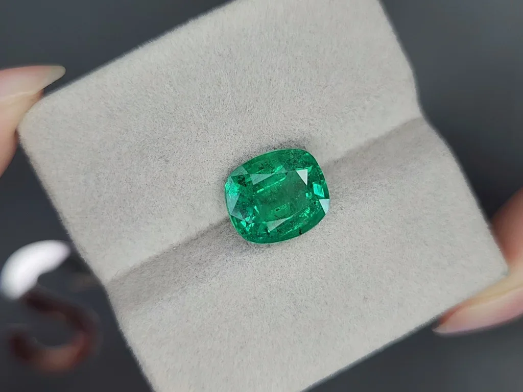 Intense green emerald in cushion cut 4.24 carats, Zambia  Image №4