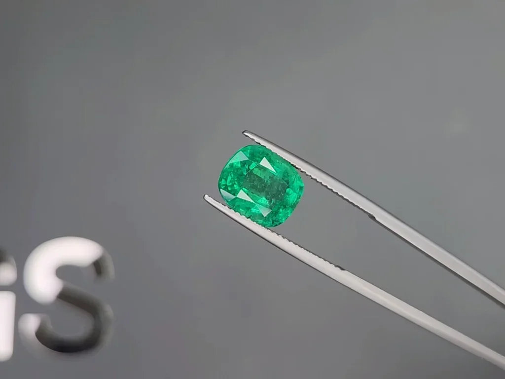 Intense green emerald in cushion cut 4.24 carats, Zambia  Image №3