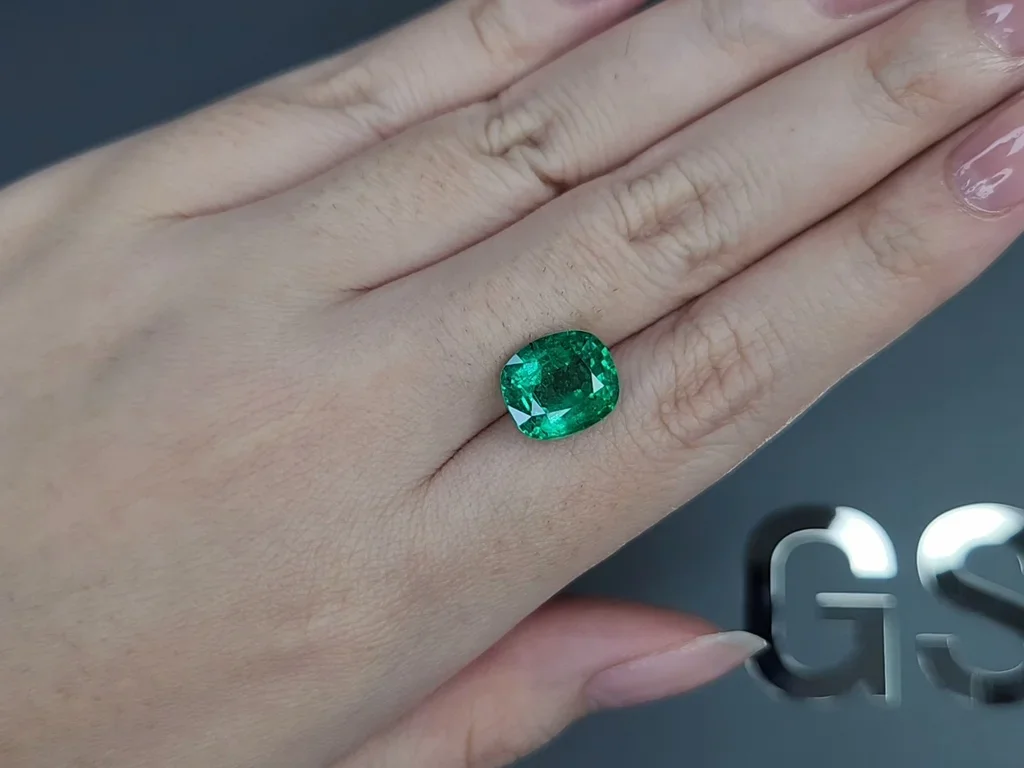 Intense green emerald in cushion cut 4.24 carats, Zambia  Image №2