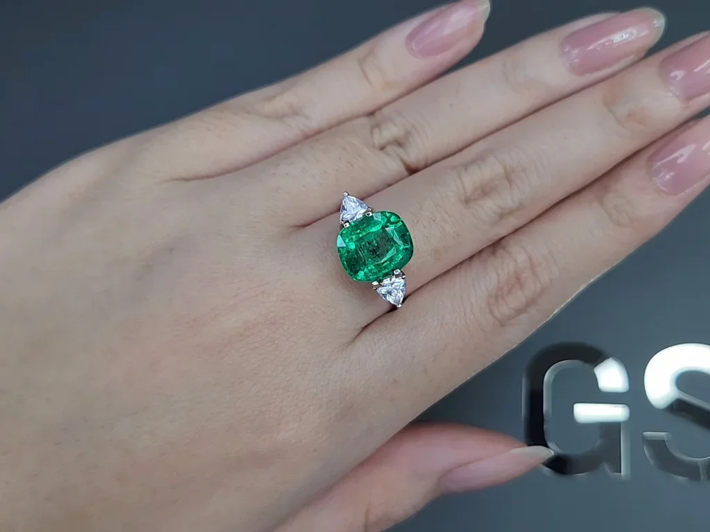 Intense green emerald in cushion cut 4.24 carats, Zambia  Image №5