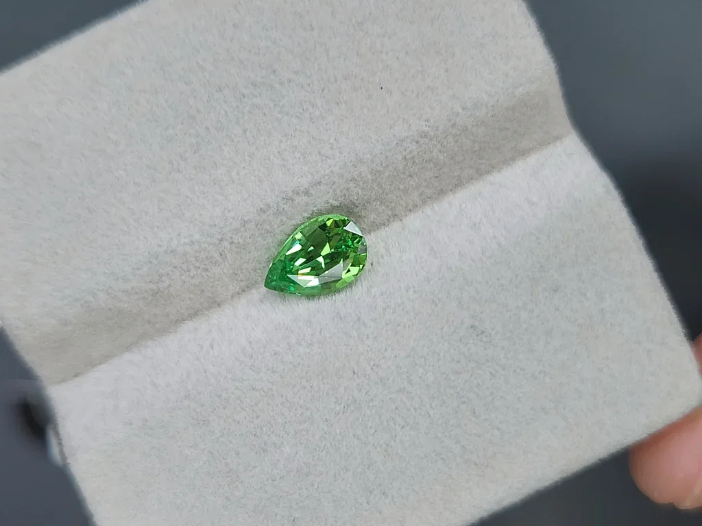 Intense Green tsavorite garnet in pear cut 1.00 carats, Tanzania Image №4