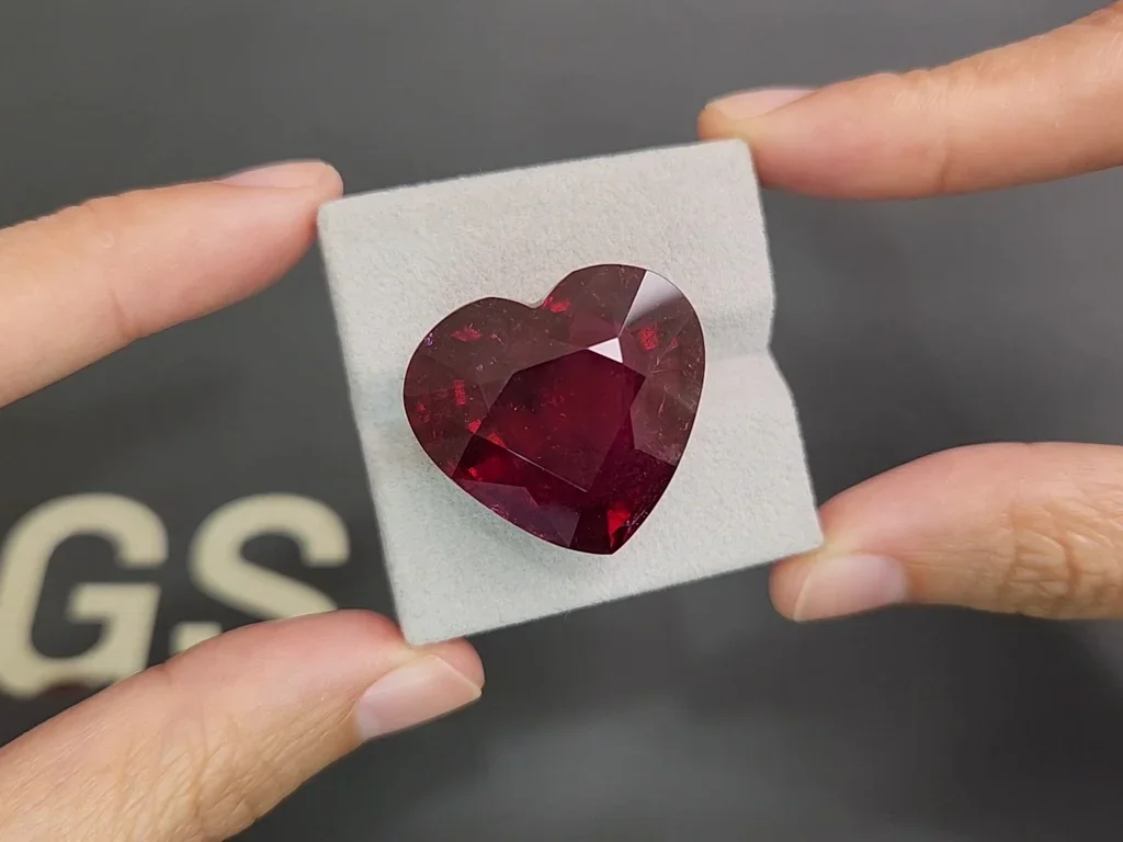 Large purplish-red rubellite tourmaline in heart shape 58.35 carats, Africa Image №4