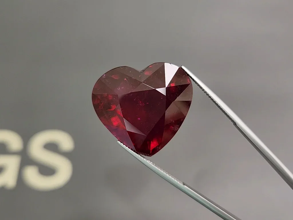 Large purplish-red rubellite tourmaline in heart shape 58.35 carats, Africa Image №3