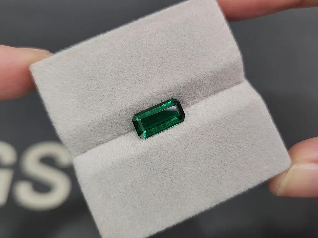 Emerald Vivid Green octagon cut 1.61 carats, Pakistan Image №4