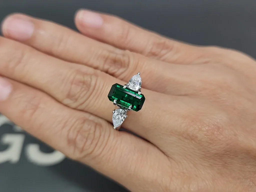 Emerald Vivid Green octagon cut 1.61 carats, Pakistan Image №5