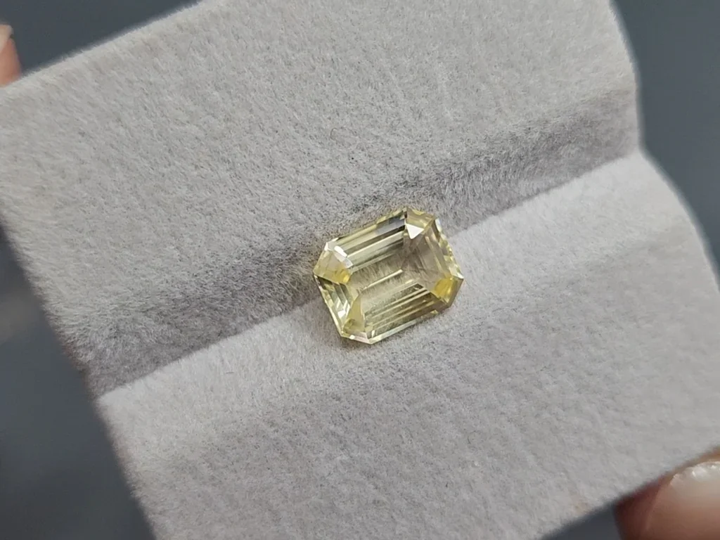 Unheated yellow sapphire octagon cut 2.50 carats, Sri Lanka Image №4