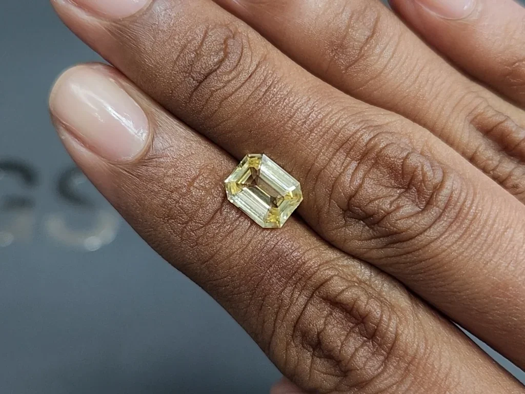 Unheated yellow sapphire octagon cut 2.50 carats, Sri Lanka Image №2