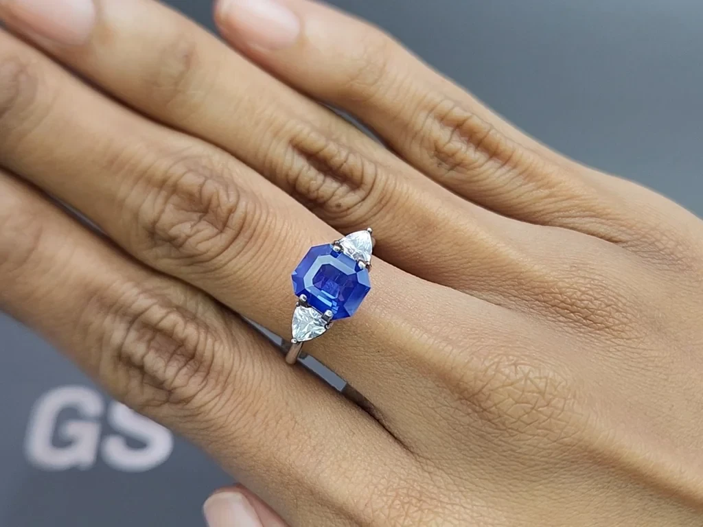 Unheated sapphire Cornflower Blue octagon cut  2.57 carats, Sri Lanka Image №5