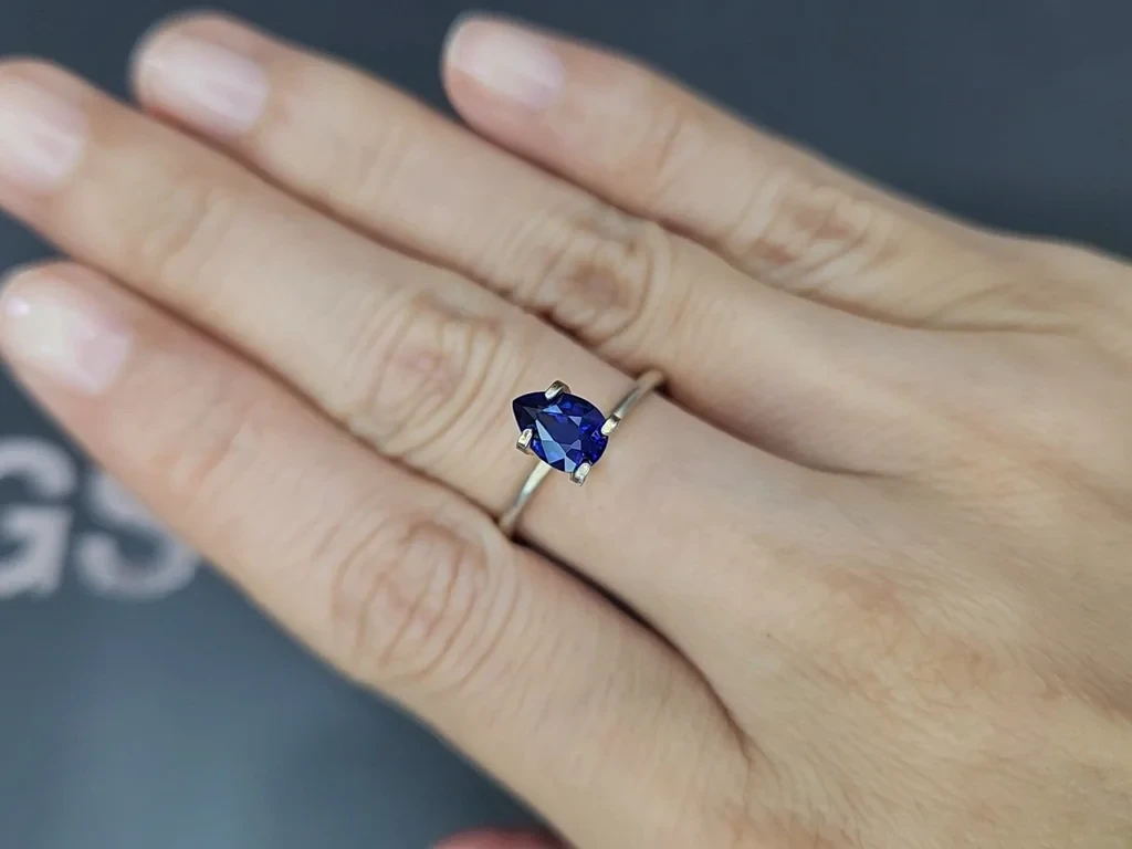 Sapphire Royal Blue pear cut 1.13 carats, Sri Lanka  Image №5