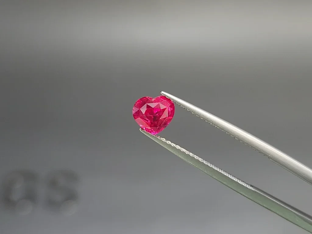 Unheated vivid pinkish red ruby heart shape 1.57 carats, Mozambique Image №3
