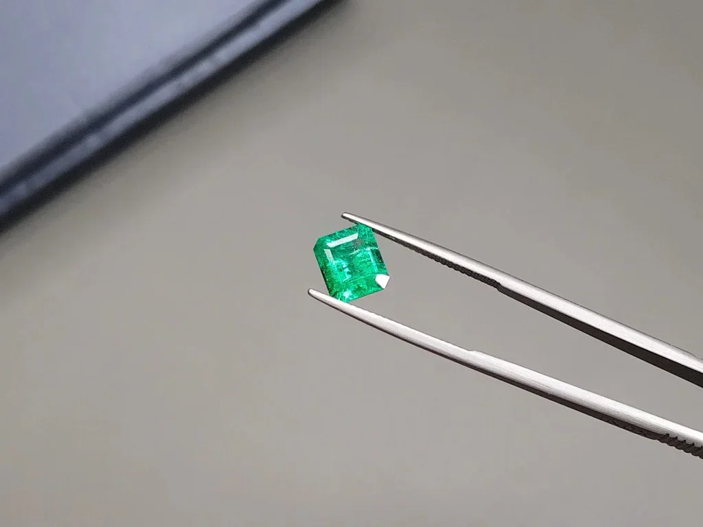 Colombian emerald octagon shape 2.24 ct, Vivid Green Image №3