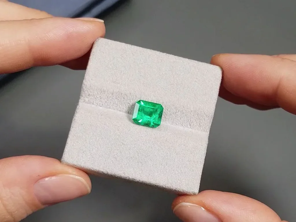 Colombian emerald octagon shape 2.24 ct, Vivid Green Image №4