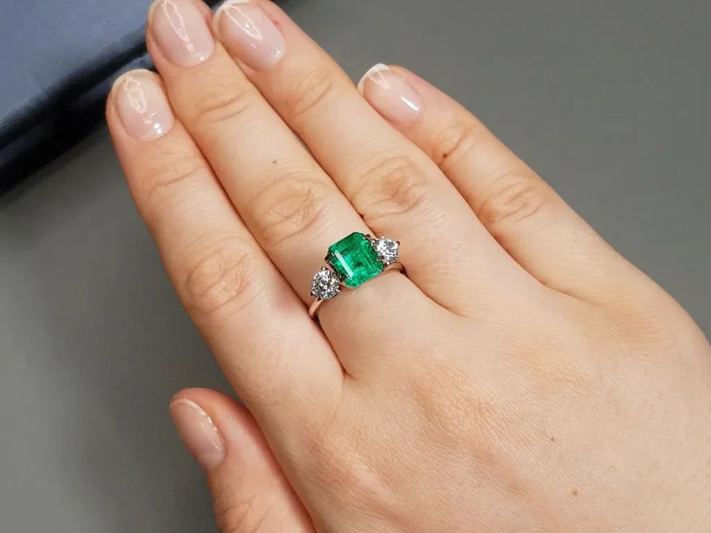 Colombian emerald octagon shape 2.24 ct, Vivid Green Image №5