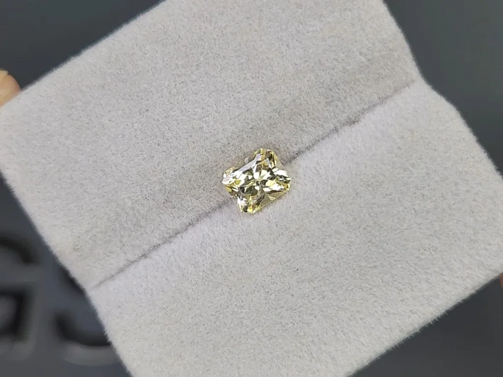 Untreated yellow sapphire (Pastel Yellow) in radiant cut 0.99 carats, Sri Lanka Image №4